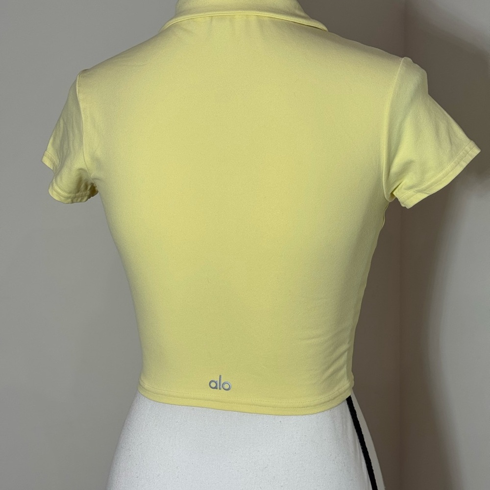 ALO Yoga Light Yellow Polo Crop Top - Picture 3 of 4